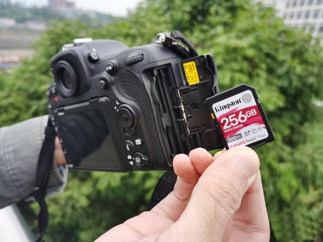Nikon D500 that supports UHS-II memory card