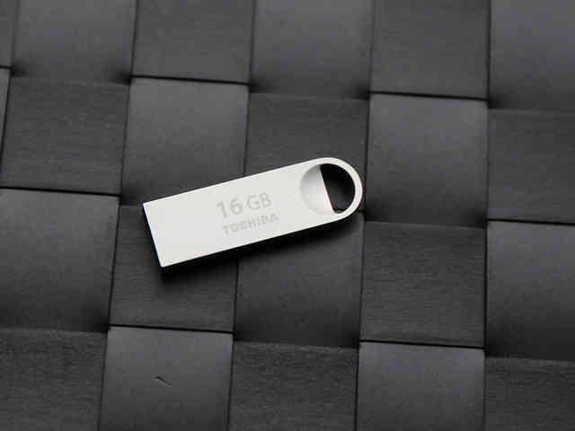 Toshiba MIKAWA U401 Metal USB 2.0 Drive - Sleek & Lightweight